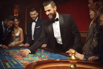 A close-up shot of golden coins falling around a spinning roulette wheel, representing immersive casino action at BIGPARI.